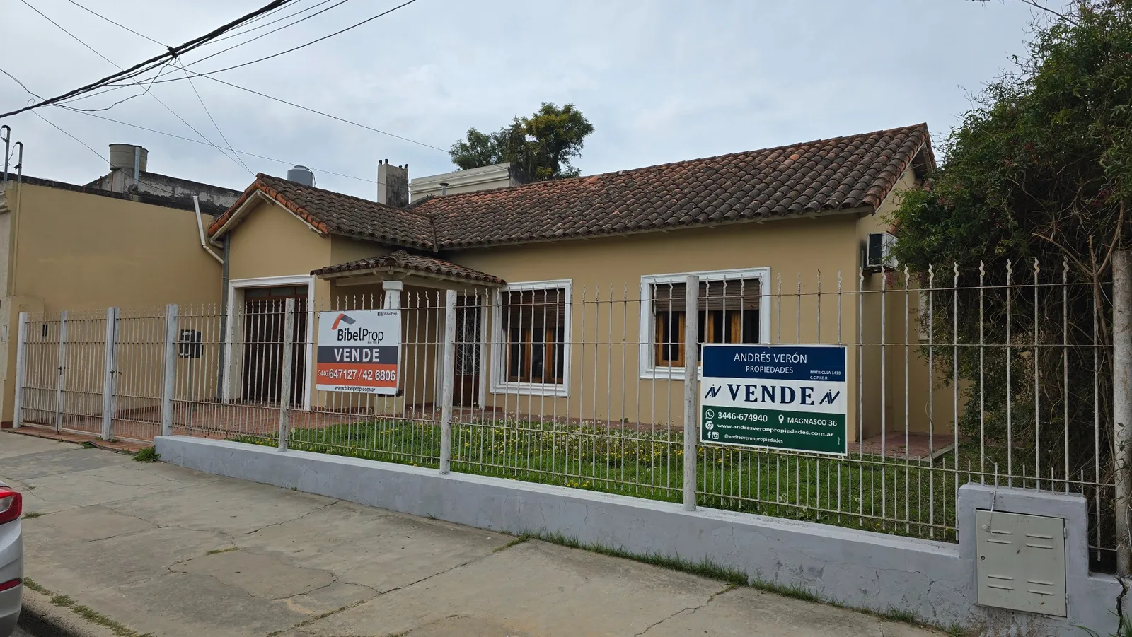 Casa amplia sobre avenida!